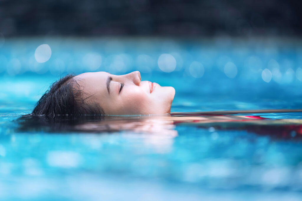 Kobieta korzysta z tego, co daje pływanie - relaksuje się